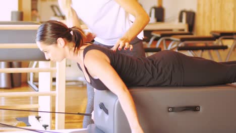 entrenadora ayudando a una mujer con el ejercicio