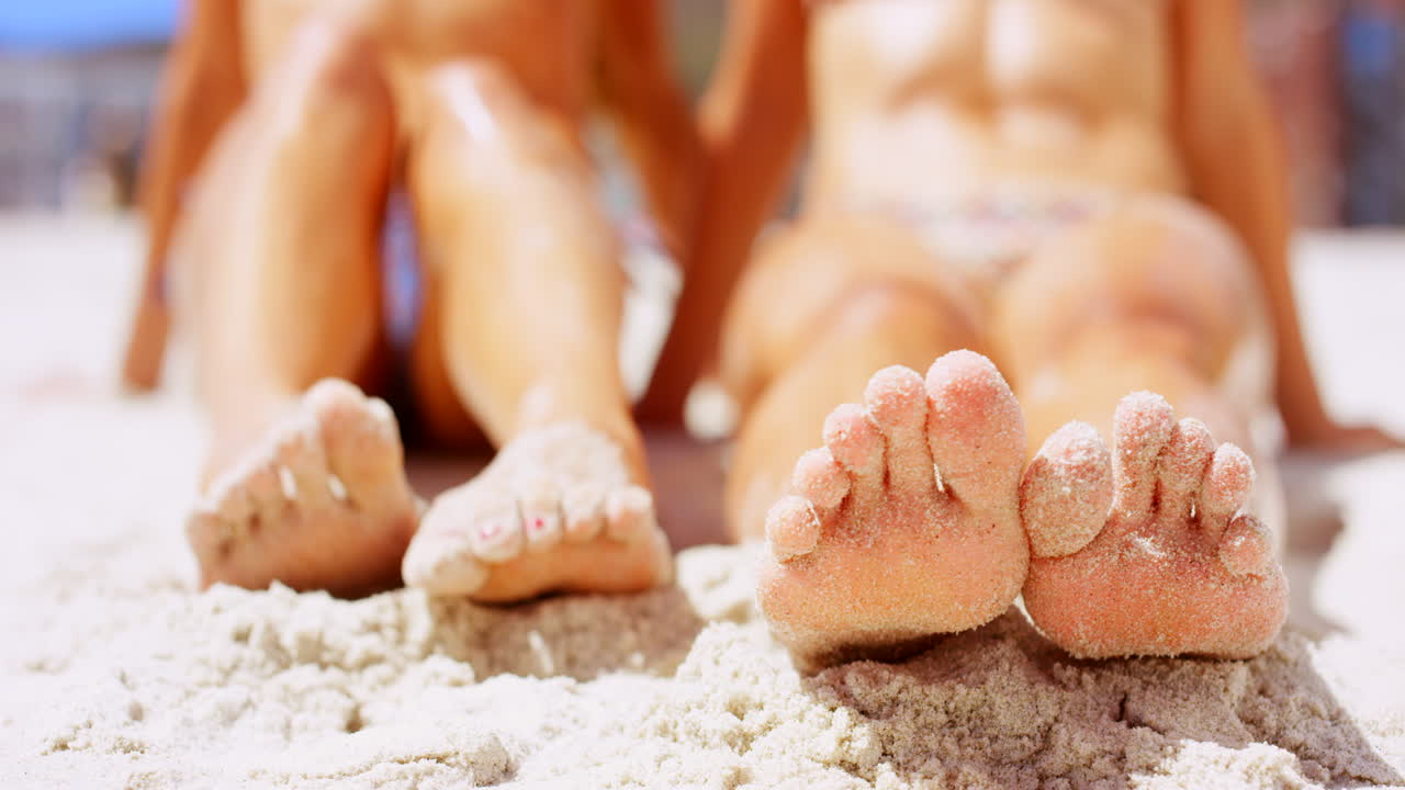 모래에 있는 여성의 발