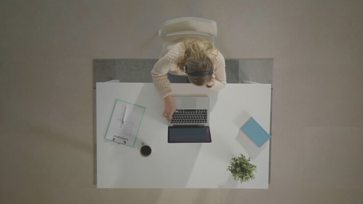 Mujer que trabaja en la computadora portátil