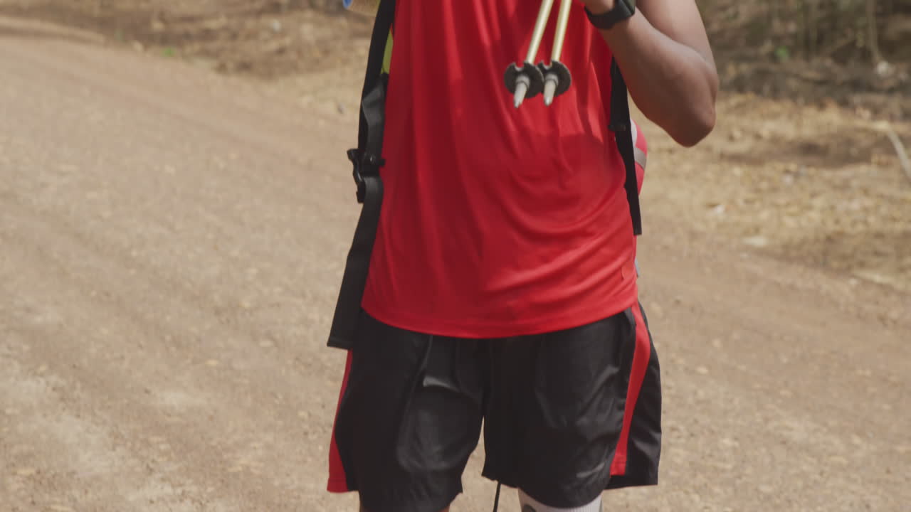 hombre de raza mixta deportivo con pierna protésica caminando