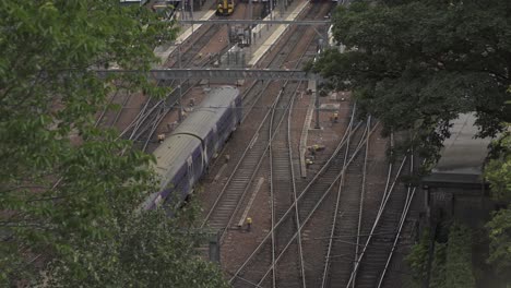 trenes de conducción lenta de plata que salen y llegan a la estación de edinburgh waverley