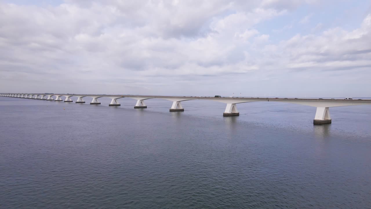 동부 데에서 젤랜드 다리까지 흐린 하늘 아래에서 물 위를 날아다니는 아름다운 드론
