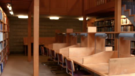 la biblioteca está vacía.