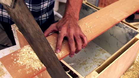 carpintero que trabaja en artesanías de madera en el taller