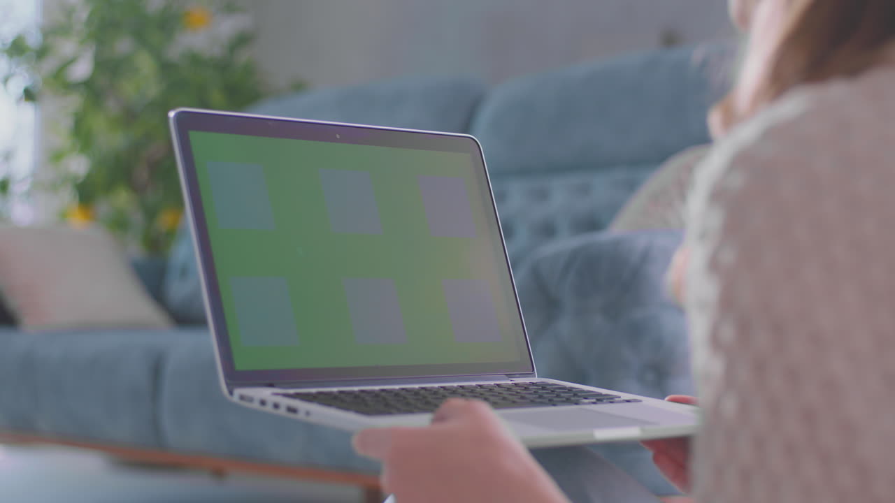 mujer haciendo una conferencia en línea