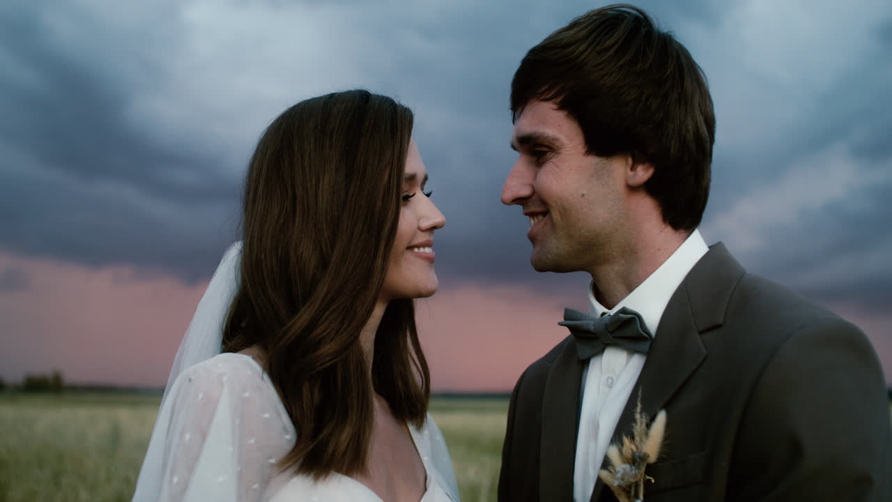 가을 에서 사랑에 빠진 젊은 커플