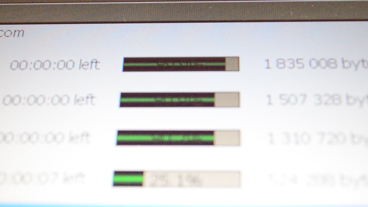 Grabación desde la pantalla. Proceso de transferencia en Internet. El proceso de subida de archivos a internet en la pantalla de un ordenador.