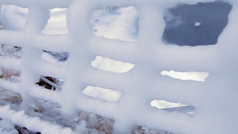 Zaun-Bedeckt-Mit-Dickem,-Flauschigem-Weißem-Schnee-In-Island---Nahaufnahme