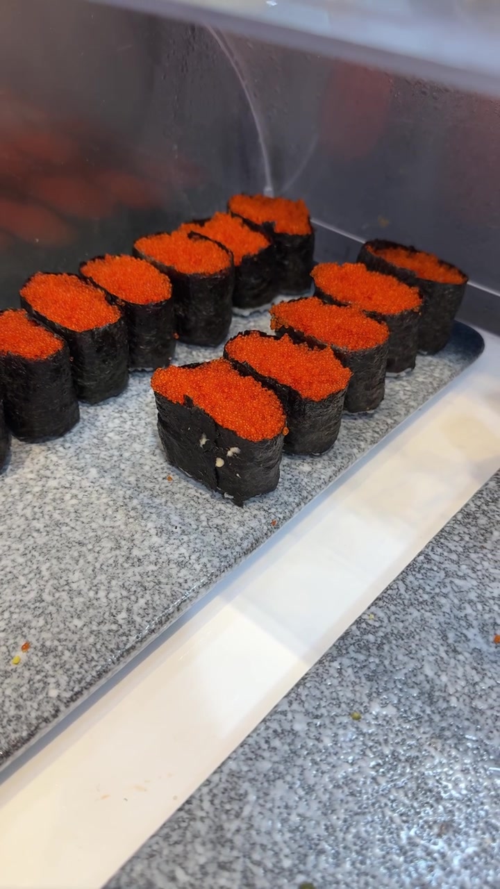 Lebhaftes Tobiko Gunkan Maki Sushi präsentiert