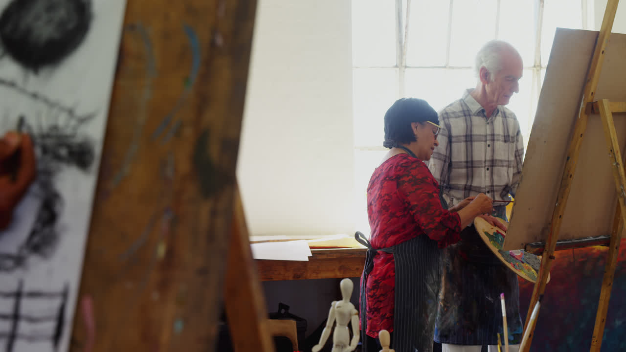 artistas dibujando bocetos en lienzo 4k
