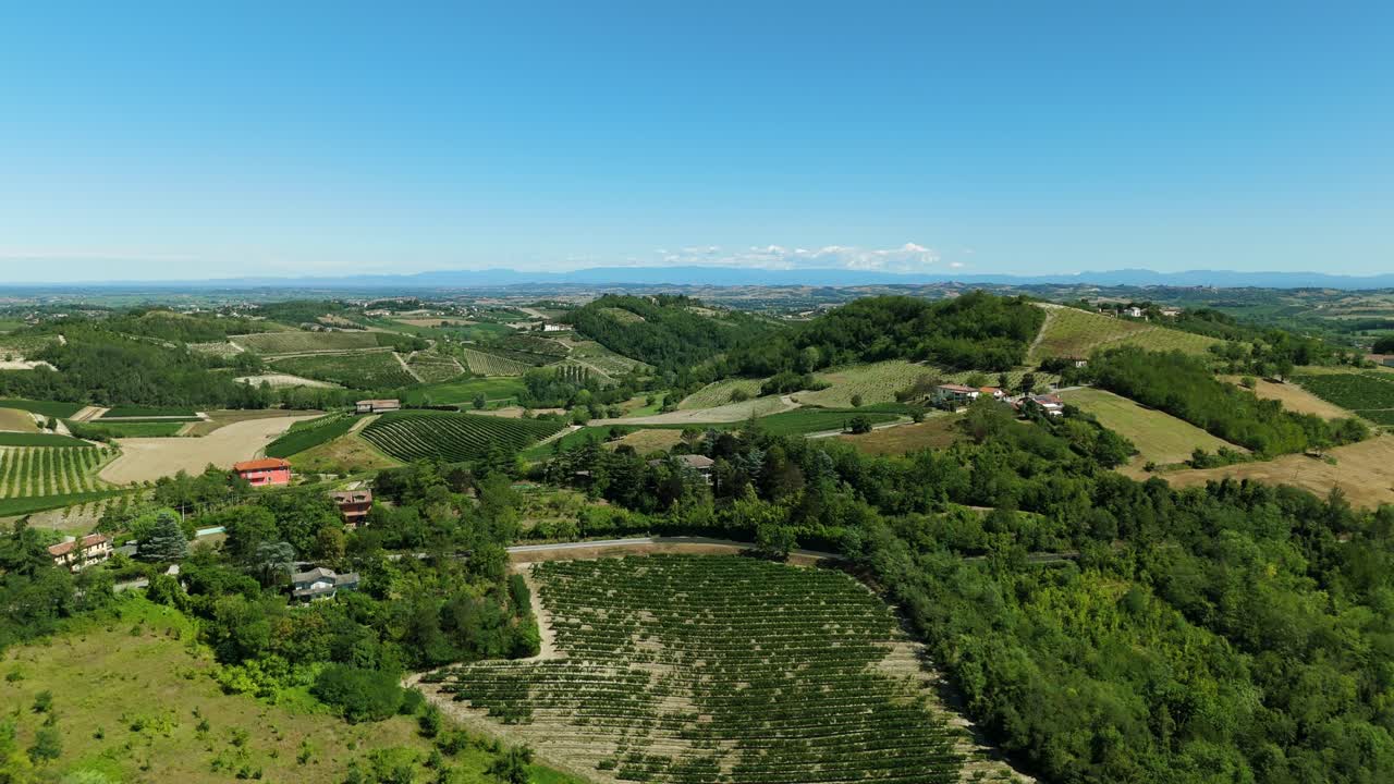 casale monferrato campo en la región de piamonte, en el norte de italia, con campos cultivados en un paisaje verde