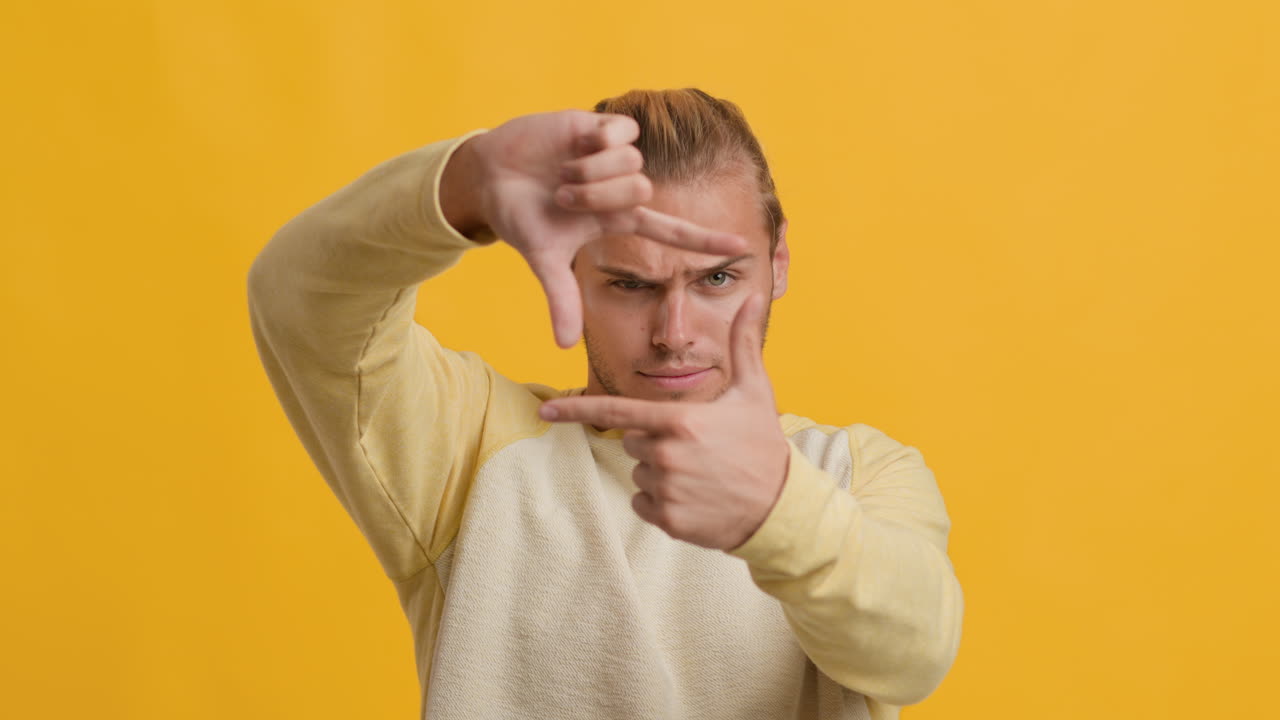 미소를 짓는 남자