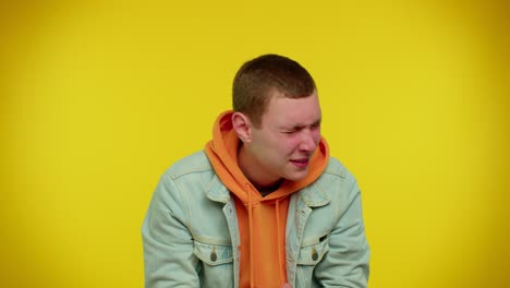 joven esperando buena suerte, pierde sorprendiendo los resultados repentinos de la lotería, mala fortuna pérdida