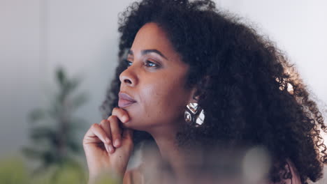 mujer negra de la corporación, pensando