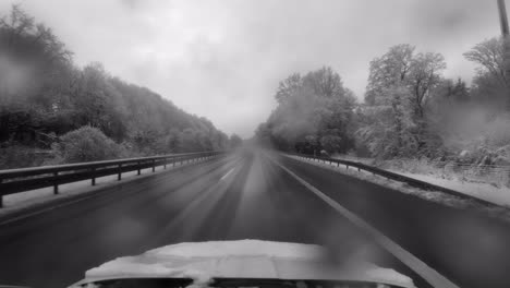 Conducir-Rápido-Por-Una-Autopista-Sin-Otros-Coches-En-Blanco-Y-Negro-En-Tiempos-De-Corona-Y-El-Virus-Pandémico-En-Blanco-Y-Negro