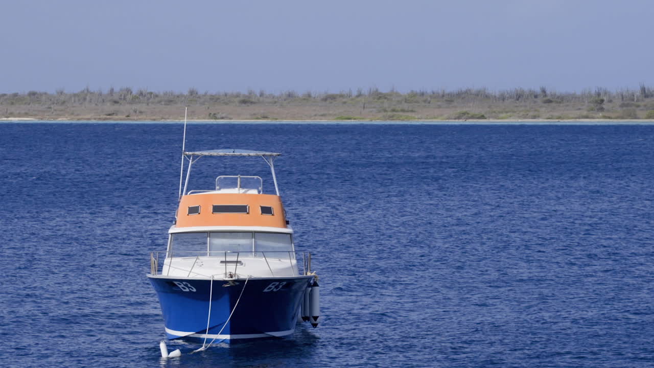 yate en el océano cerca de la costa de bonaire, las antillas, el caribe