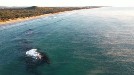 Niebla-Marina-En-La-Mañana-En-Coolum-Beach,-Queensland,-Toma-Aérea-De-Australia