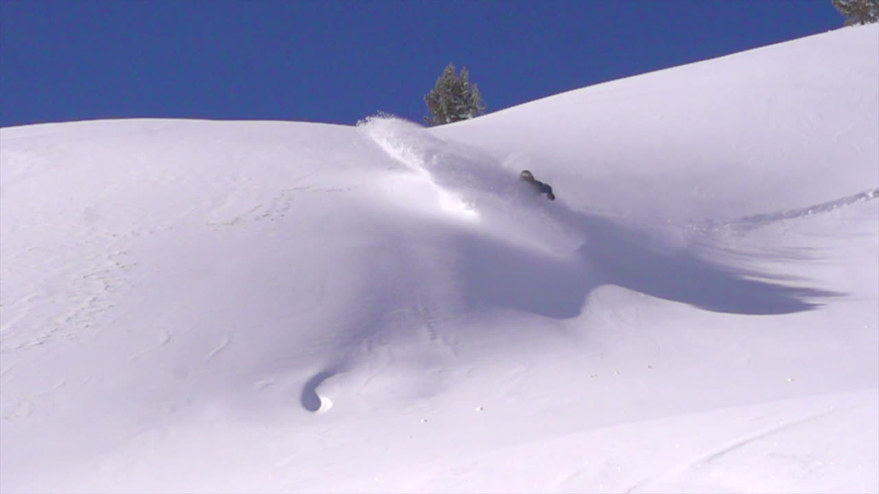 영화적 아이콘, 에픽 패스 보유자, 콜로라도, 차가운 연기 아래, 얼어붙는 스노우보더, 오픈 런, 파우더, 신선한 눈, 버터, 이른 아침, 놀라운 아름다운 푸른 하늘, 슈퍼 슬로 모션, 팬 모션.