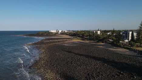 un video de dron muy revelador que muestra la costa rocosa cruda de la pequeña ciudad de bargara ubicada en la región de bundaberg, queensland, australia.