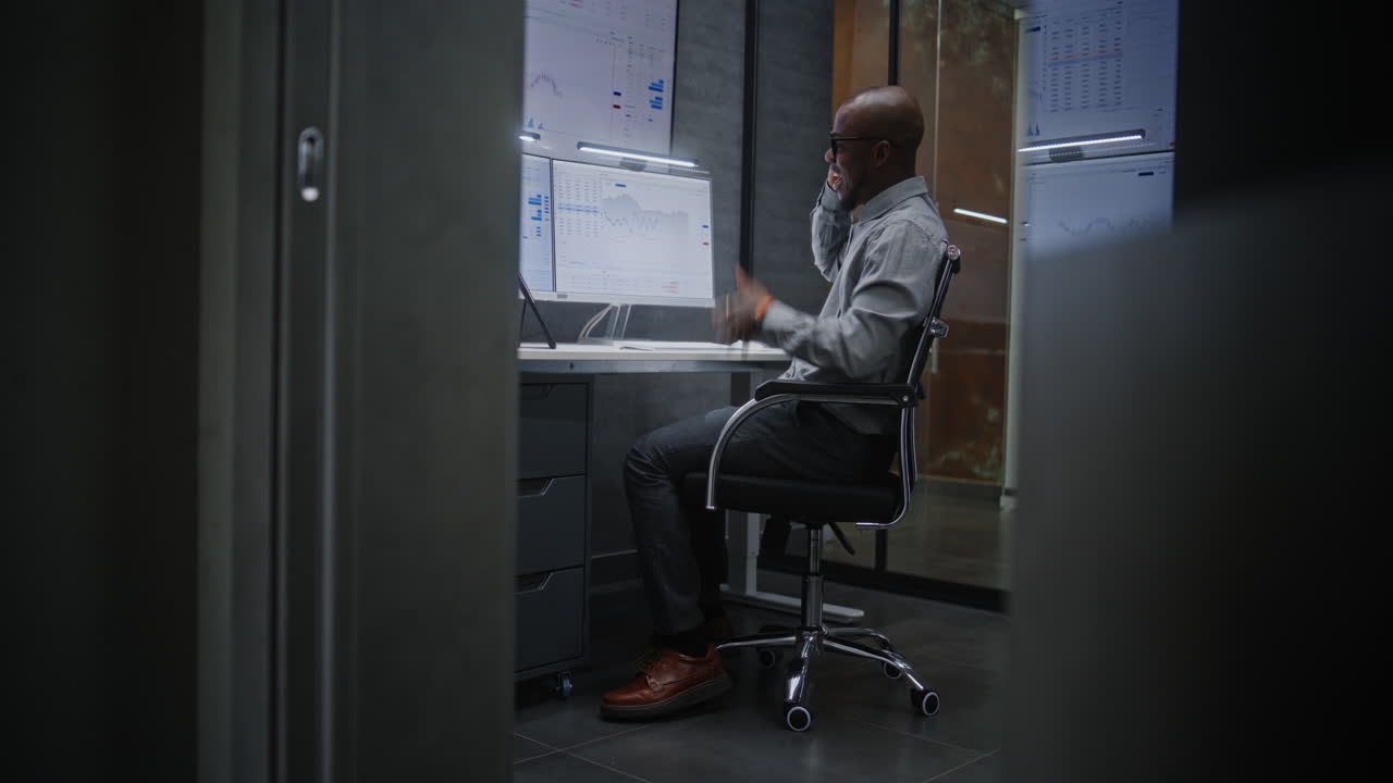 hombre de negocios trabajando hasta tarde en la noche en la oficina