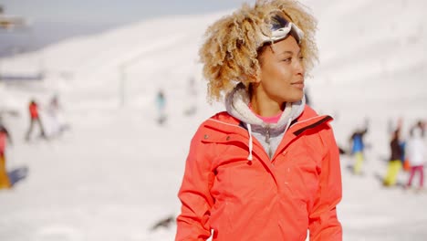 Trendige-Junge-Frau-In-Einem-Alpinen-Skigebiet