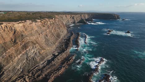 Luftaufnahme-Der-Klippen-An-Der-Portugiesischen-Küste,-Die-Von-Atlantischen-Wellen-Umspült-Werden