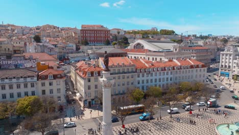 Toma-En-órbita-De-La-Estatua-De-Gran-Altura-De-Dom-Pedro-Iv-En-La-Plaza-Rossio,-Lisboa,-Portugal