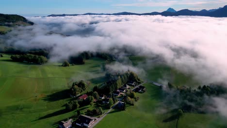 La-Imagen-Es-Una-Vista-Aérea-De-Un-Valle-Lleno-De-Nubes-Blancas-Y-Esponjosas