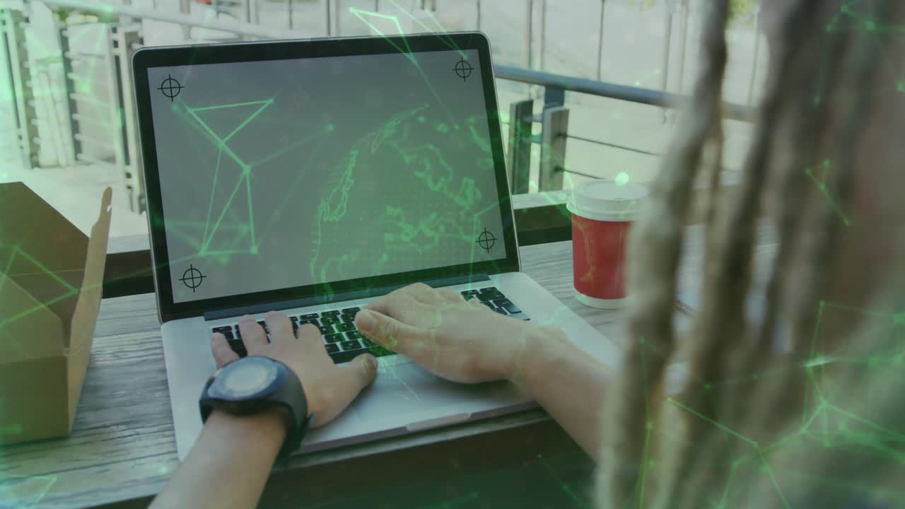 Uomo che digita sul laptop in balcone, attivando una sovrapposizione di un globo olografico verde mentre testa un progetto tecnologico