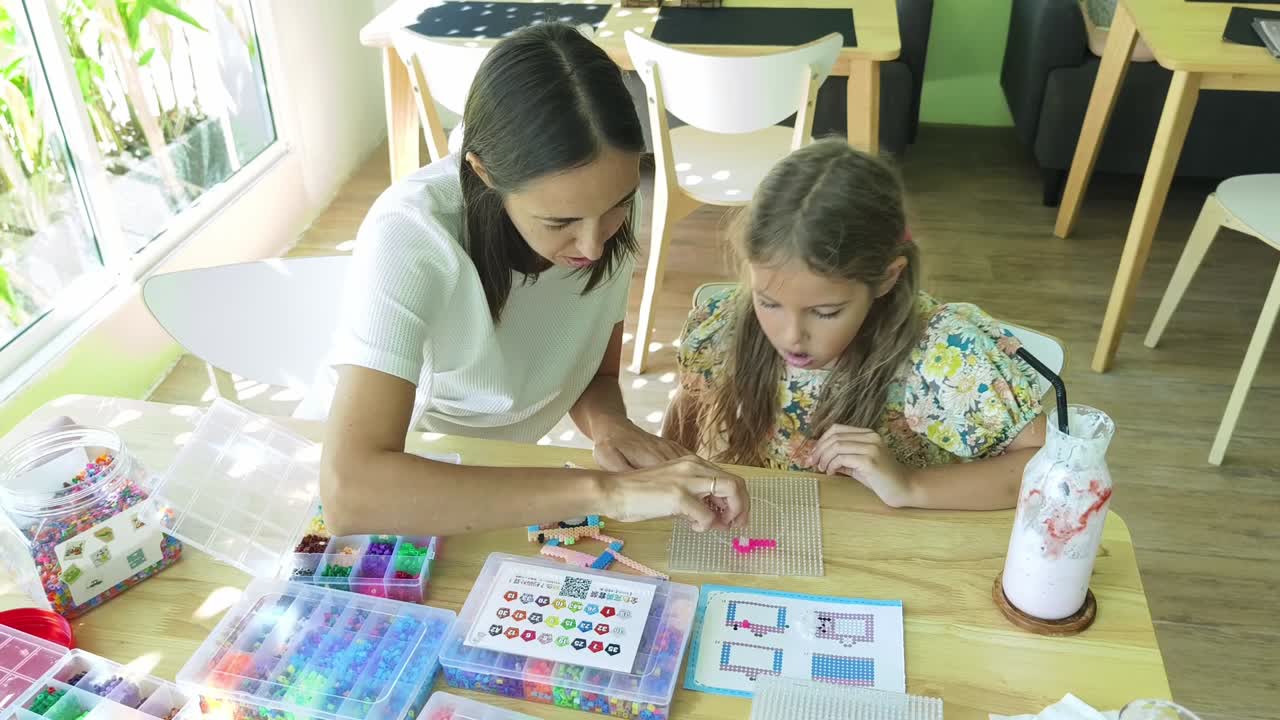 actividad de perlas de madre e hija en un café