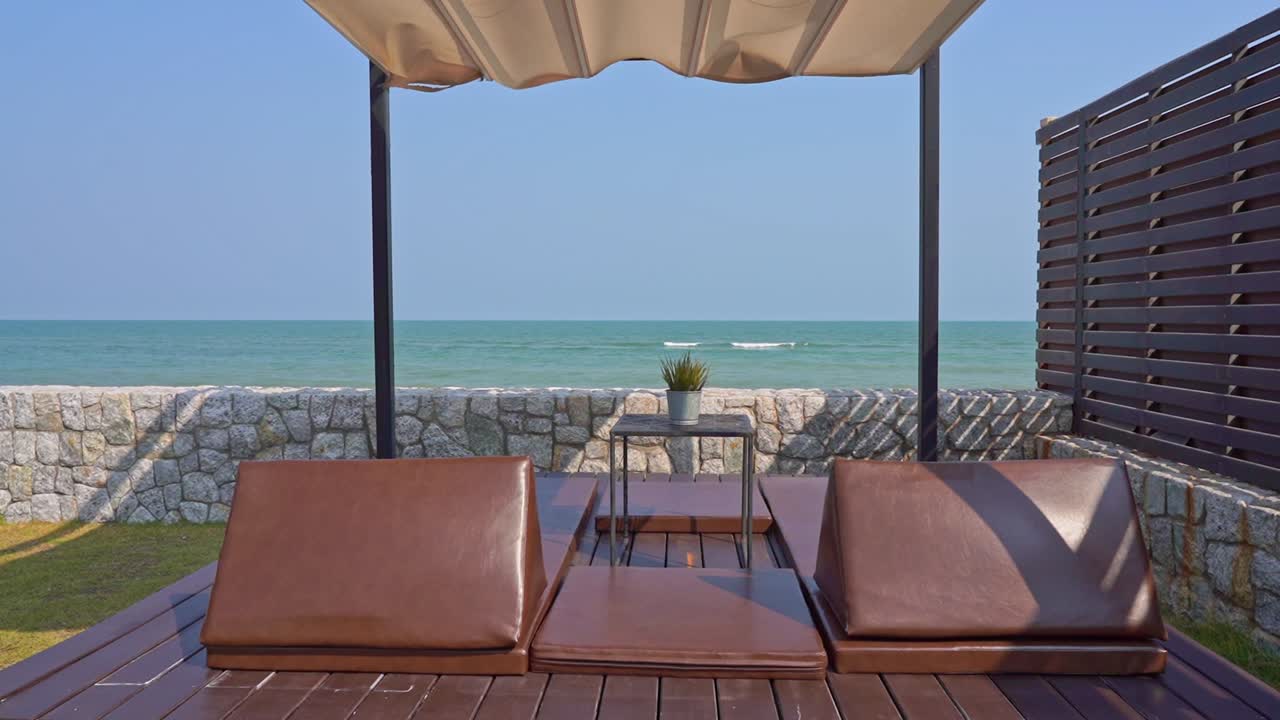 patio al aire libre con sofá almohada silla de cubierta alrededor de la playa del mar océano