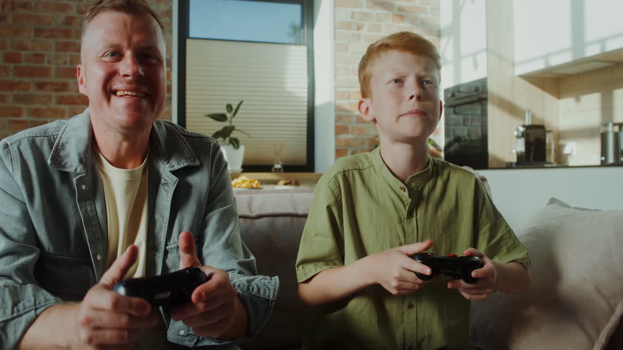 padre e hijo jugando videojuegos juntos en casa