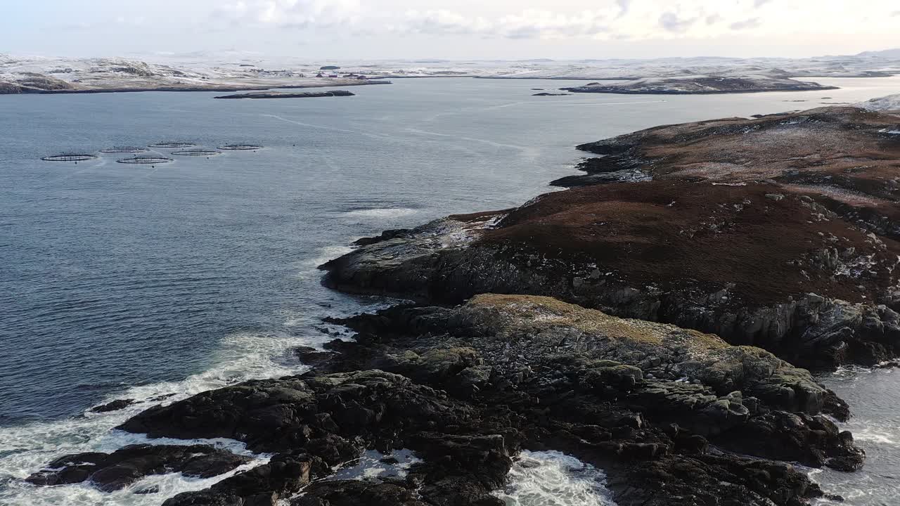 Dronebilde av dønningene rundt en liten øy på Isle of Lewis, Hebridene
