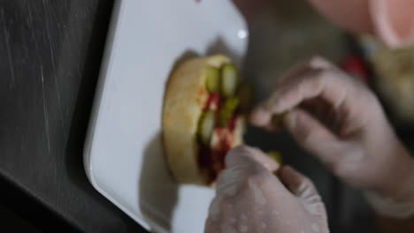 ensamblaje de pepinillos y hamburguesas frescos