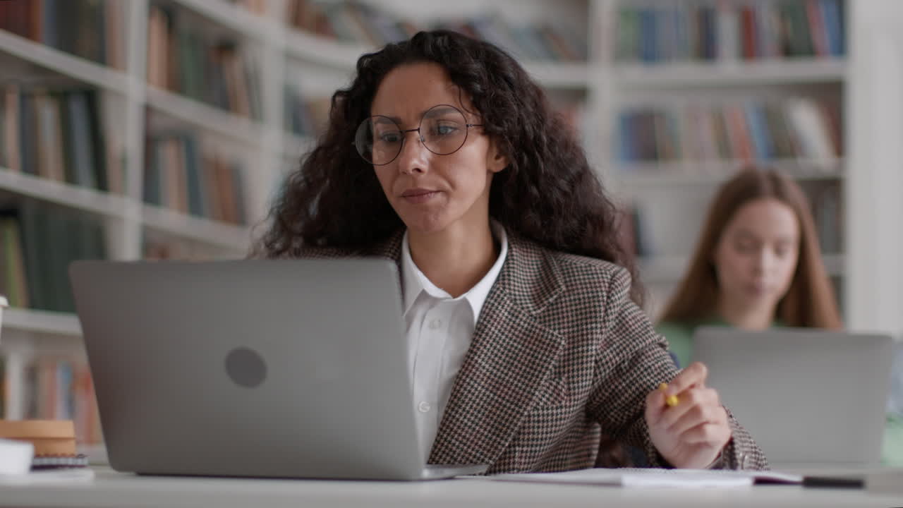 mujer estudiando en una biblioteca