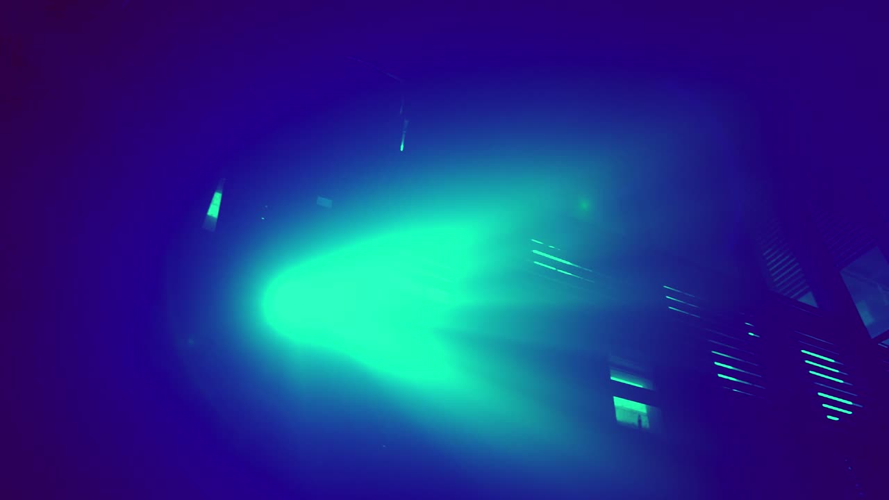 디스코 나 콘서트 를 위한 스 ⁇  라이트 가 카메라 를 향해 곧바로 빛나고 있다