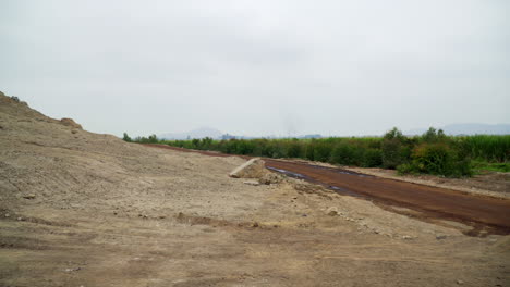 Basura-Y-Basura-En-El-Paisaje-Seco-A-Lo-Largo-De-La-Carretera-En-La-Costa-Norte-De-Perú,-América-Del-Sur