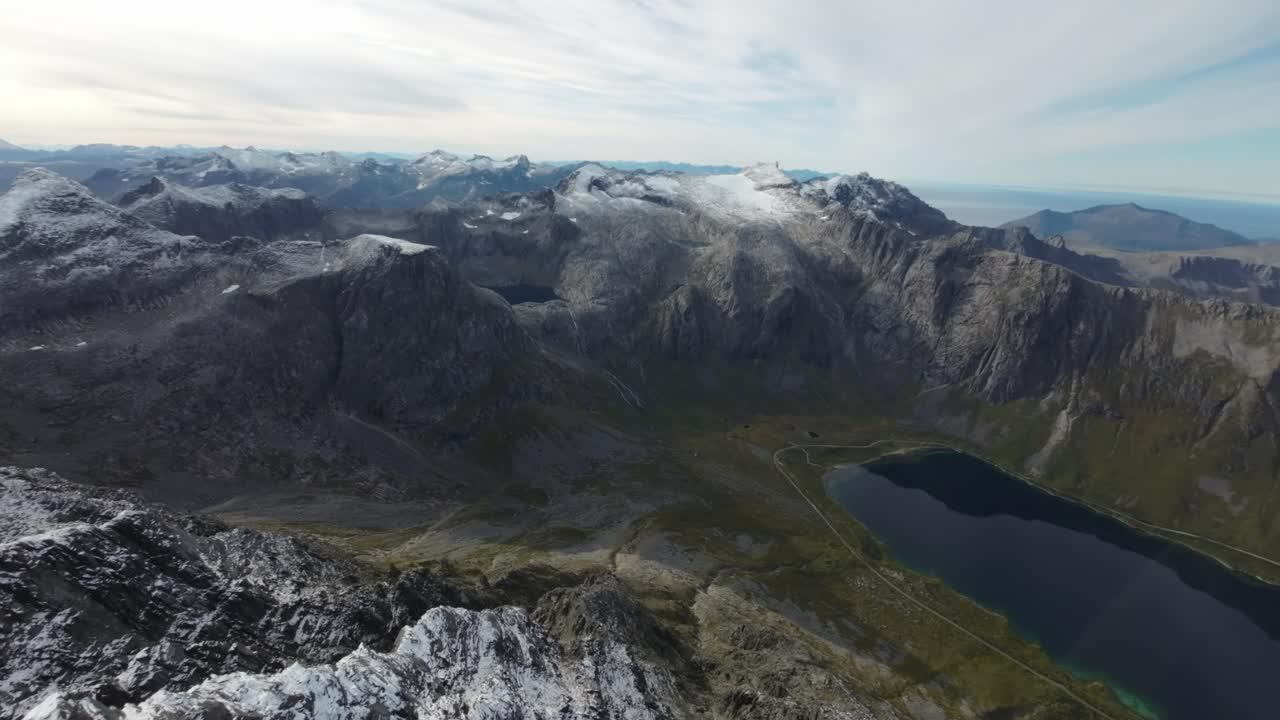 Svever rundt fjellet Breitind i Nord-Norge.