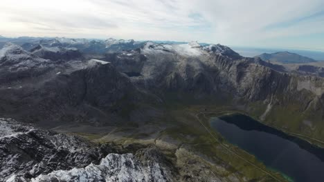 volando alrededor de la montaña de breitind en el norte de noruega
