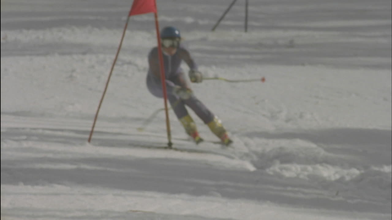 내리막 코스를 달리는 알파인 스키 선수 15