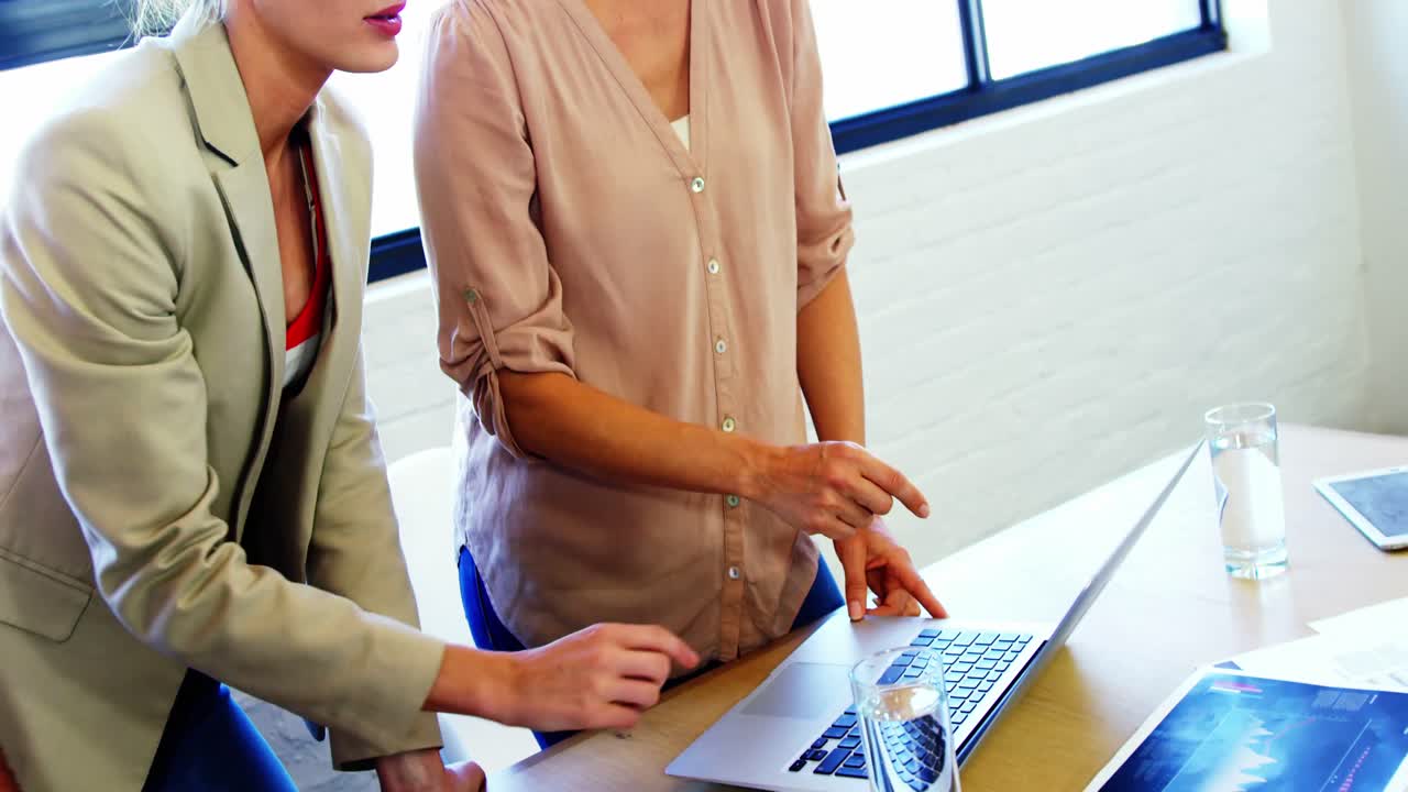 ejecutivos discutiendo sobre la computadora portátil