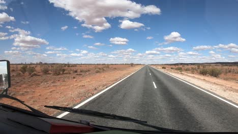 Die-Straße-Hinunterfahren-Und-Durch-Die-Frontscheibe-Schauen