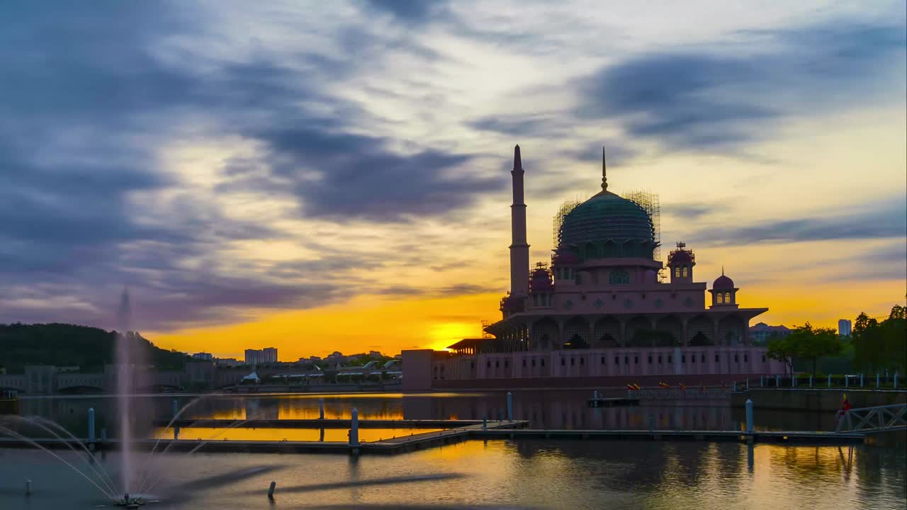 imágenes en lapso del amanecer de la mezquita de putra en putrajaya, malasia