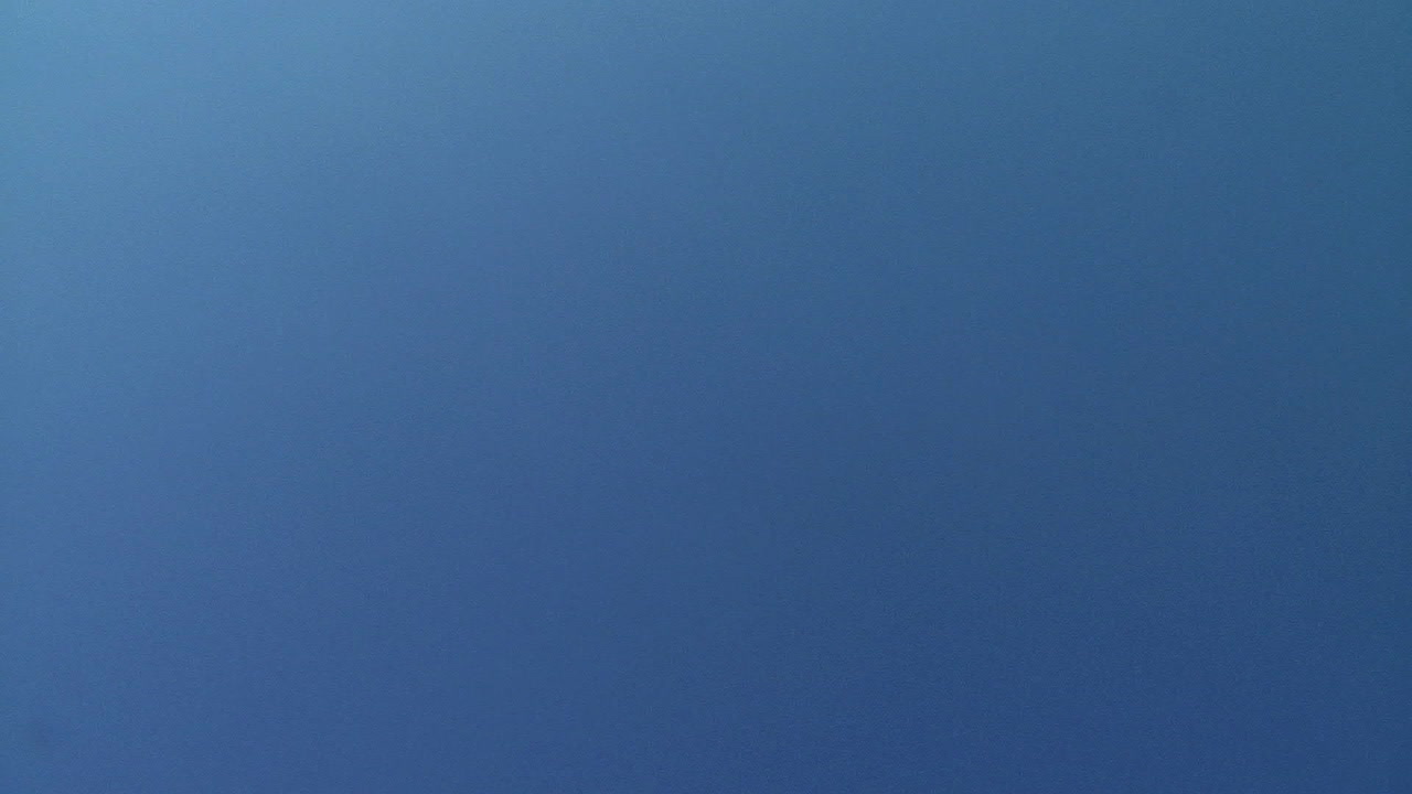 un avión comercial de pasajeros pasa por encima 1