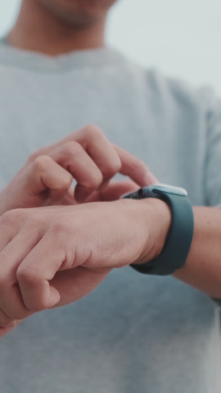 Uomo che usa uno smartwatch
