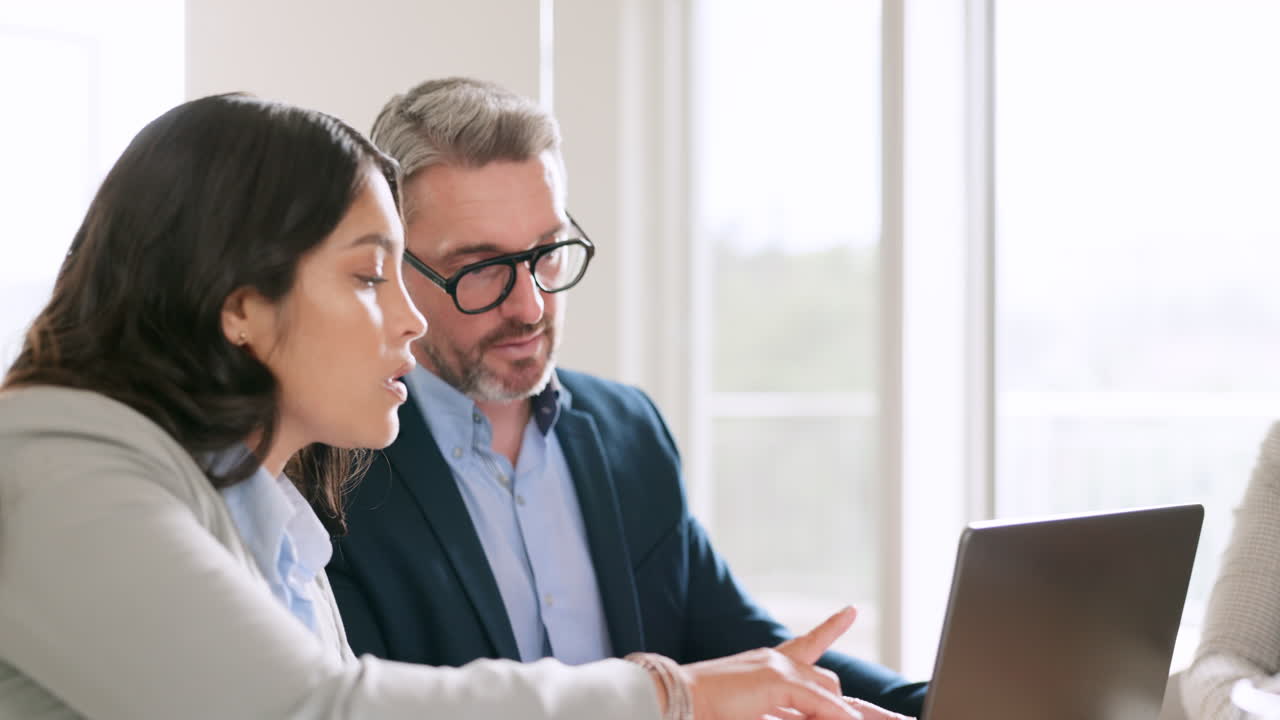 portátil, colaboración y reunión con una empresa