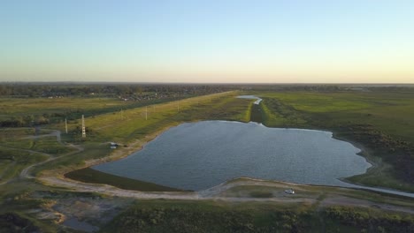 vista aérea de un pequeño estanque en el campo de argentina durante la puesta de sol