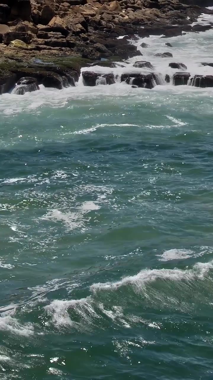 Vista della costa con acqua e rocce in Portogallo durante il giorno