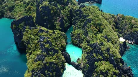 toma aérea cinematográfica lenta sobre la laguna grande y la laguna pequeña, el nido, palawan, filipinas