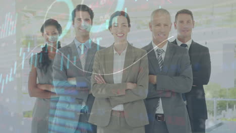 animación del procesamiento de datos sobre diversos empresarios de pie juntos en la oficina.